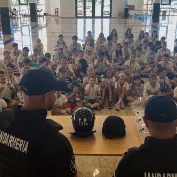 VACANȚĂ ÎN SIGURANȚĂ: Peste 2500 de copii și tineri s-au bucurat de activitățile organizate de jandarmi în taberele de vacanță, în luna iulie VACANȚĂ ÎN SIGURANȚĂ: Peste 2500 de copii și tineri s-au bucurat de activitățile organizate de jandarmi în taberele de vacanță, în luna iulie