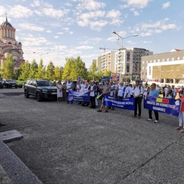 VIDEO: Reprezentații confederațiilor sindicale din județul Maramureș au pichetat în fața prefecturii