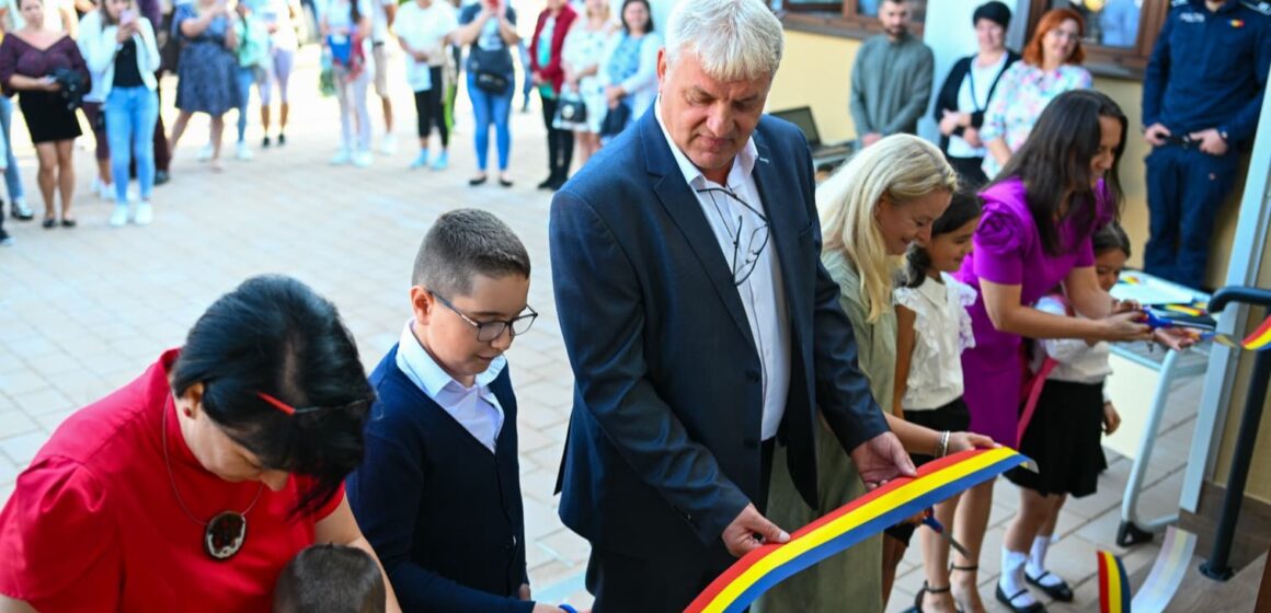 ZAHORÁNSZKI BRIGITTA: Elevii din ciclul primar din Câmpulung la Tisa pot începe noul an școlar într-o școală reabilitată ZAHORÁNSZKI BRIGITTA: Elevii din ciclul primar din Câmpulung la Tisa pot începe noul an școlar într-o școală reabilitată