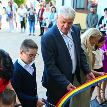 ZAHORÁNSZKI BRIGITTA: Elevii din ciclul primar din Câmpulung la Tisa pot începe noul an școlar într-o școală reabilitată ZAHORÁNSZKI BRIGITTA: Elevii din ciclul primar din Câmpulung la Tisa pot începe noul an școlar într-o școală reabilitată