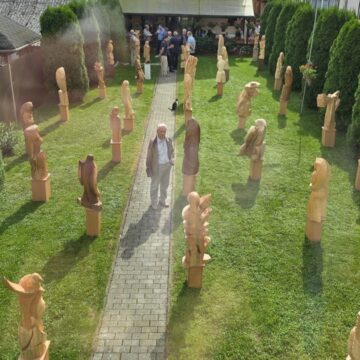 ION BLEDEA, sculptorul sighetean, a redeschis publicului grădina casei sale, transformată într-un spațiu expozițional