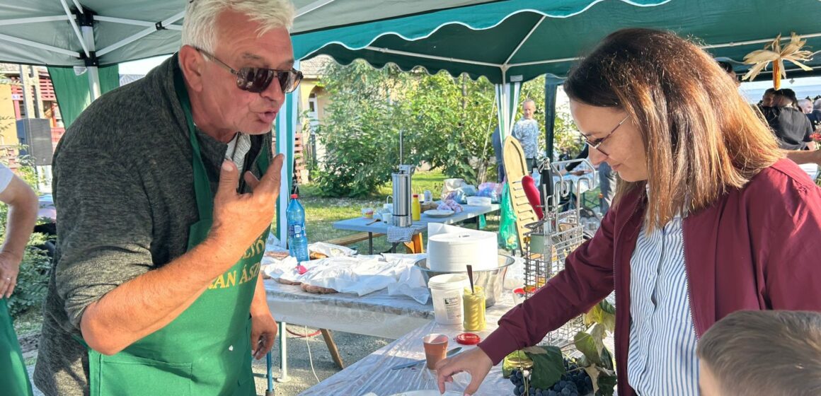ZAHORÁNSZKI BRIGITTA: Festivalul Umplerii Cârnaților la Coltău la prima ediție