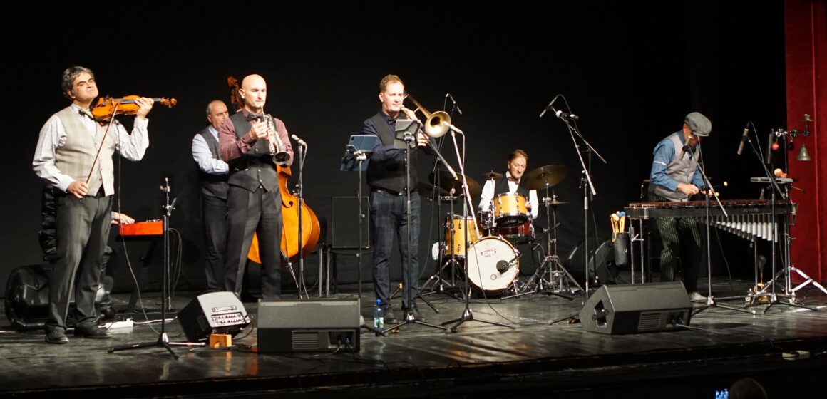 VIDEO: Concert Budapest Ragtime Band, a doua zi de Főtér Fesztivál 2025 continuă cu vernisajul expoziției ”Procrearea luminii” cu Gagyi Botond