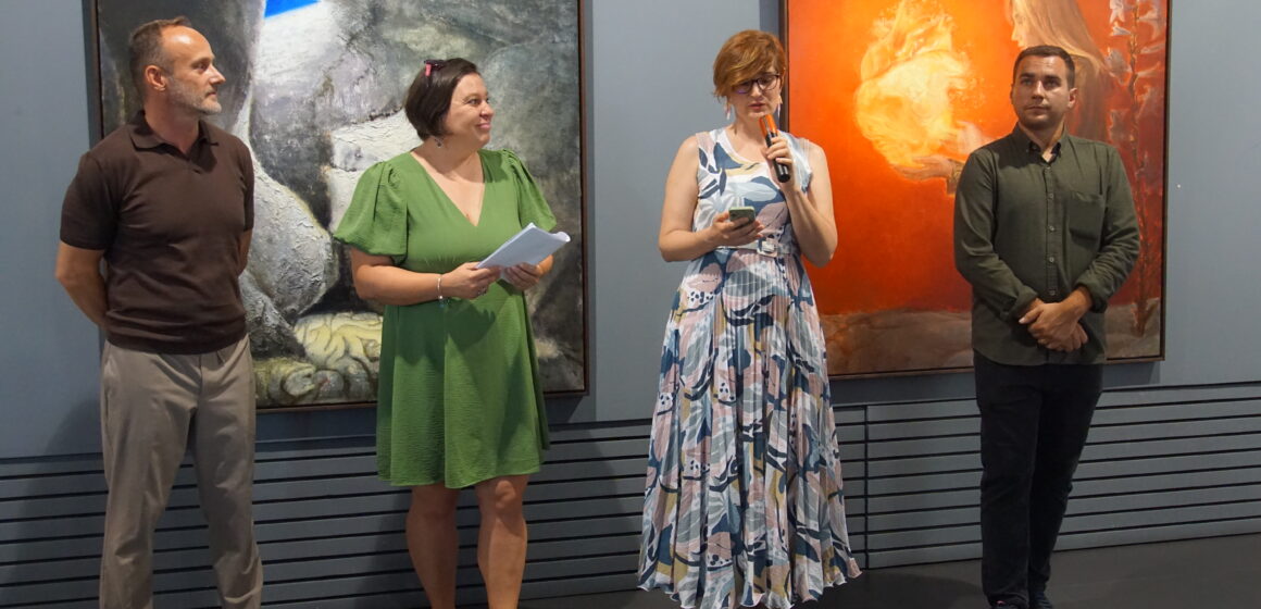 VIDEO: Procrearea luminii – vernisajul expoziției Gagyi Botond la Galeria UAP în cadrul Főtér Fesztivál 2025