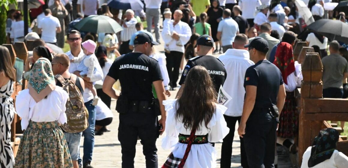JANDARMII MARAMUREȘENI alături de cetățeni și în acest sfârșit de săptămână JANDARMII MARAMUREȘENI alături de cetățeni și în acest sfârșit de săptămână