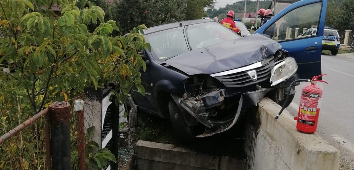 DRAGOMIREȘTI: Un bărbat a murit după ce a intrat cu mașina într-un cap de pod