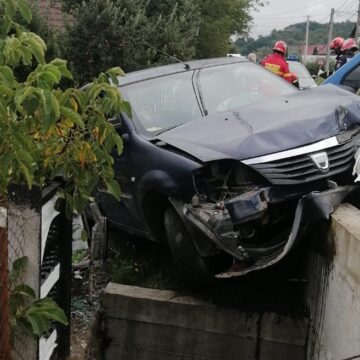DRAGOMIREȘTI: Un bărbat a murit după ce a intrat cu mașina într-un cap de pod