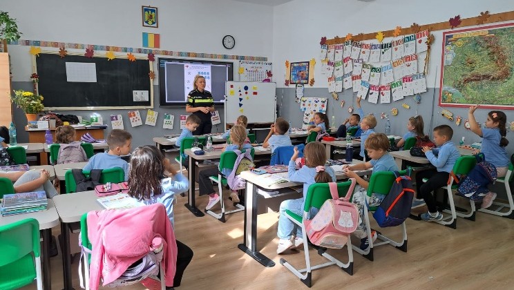 RECEA: Polițiștii Biroului Siguranță Școlară, alături de elevi RECEA: Polițiștii Biroului Siguranță Școlară, alături de elevi