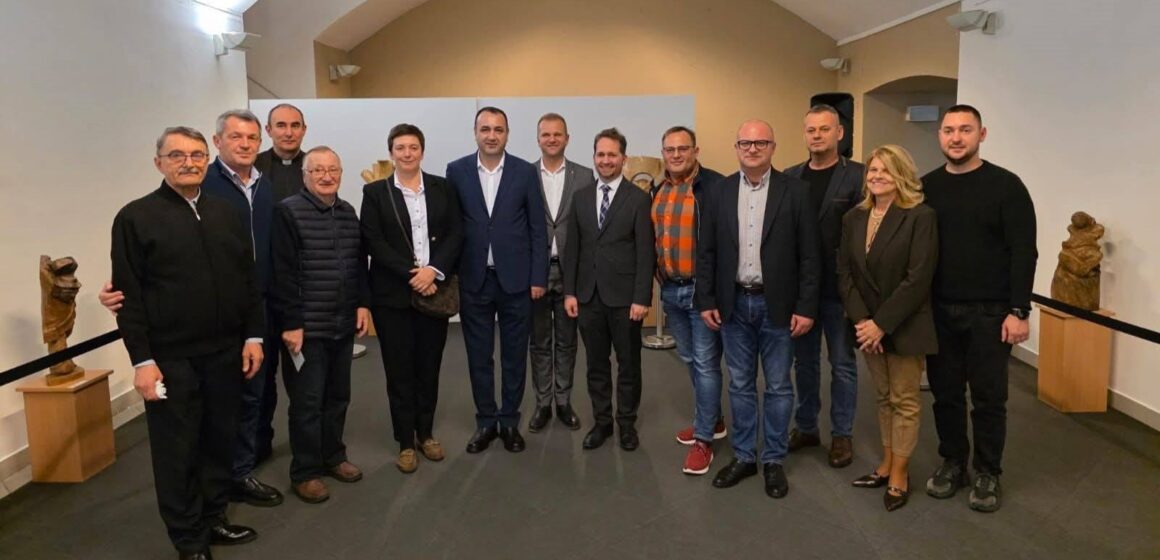 RĂDĂCINI DIN MARAMUREȘ – expoziție organizată la Budapesta a sculptorului sighetean Ion Bledea