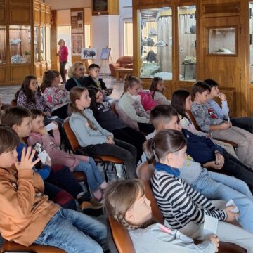 MUZEUL JUDEȚEAN DE MINERALOGIE: Flux mare de vizitatori și activități educative intense MUZEUL JUDEȚEAN DE MINERALOGIE: Flux mare de vizitatori și activități educative intense