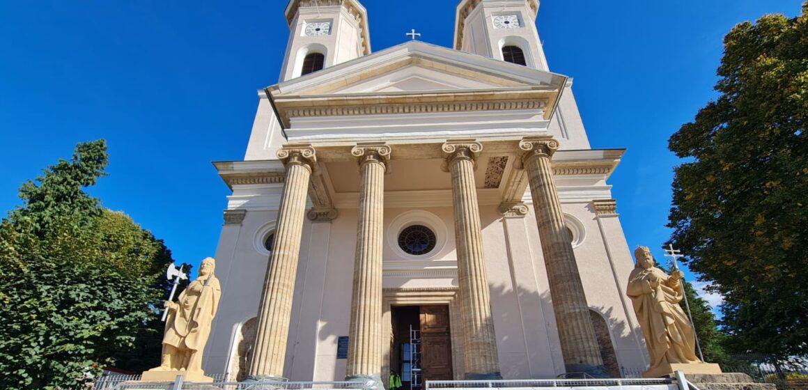BAIA SPRIE: Cele două statui reabilitate în toată splendoarea lor la biserica Adormirea Maicii Domnului