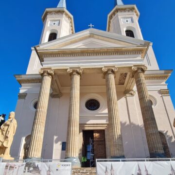 BAIA SPRIE: Cele două statui reabilitate în toată splendoarea lor la biserica Adormirea Maicii Domnului