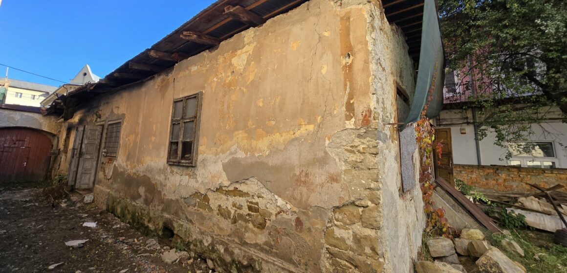 SIGHETU MARMAȚIEI: Încep lucrările de punere în siguranță a obiectivului „Casa pălărierului”