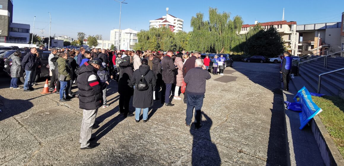 VIDEO:  Salariații din DGASPC Maramureș au protestat în fața Prefecturii