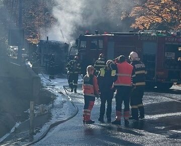 IPJ: Trafic blocat pe DN18 după ce un autocamion a fost cuprins de flăcări