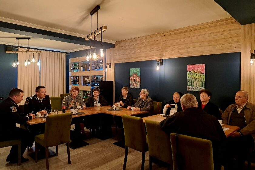 SIGHET: Polițiști la discuții cu vârstnicii SIGHET: Polițiști la discuții cu vârstnicii