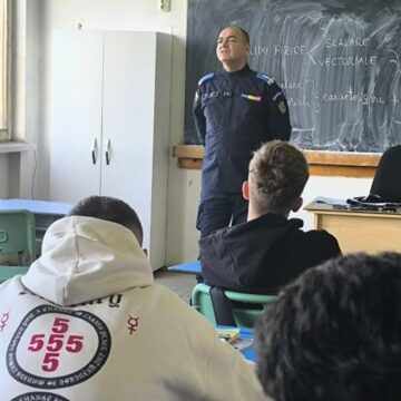 BAIA MARE: Jandarmi la întâlnire cu elevii BAIA MARE: Jandarmi la întâlnire cu elevii