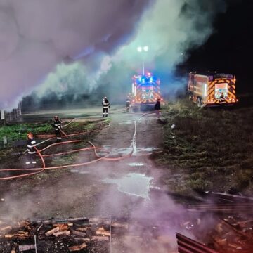 ISU: Hală cuprinsă de flăcări în Ariniș