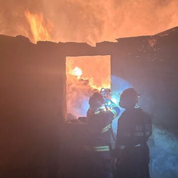 ISU: Locuință cuprinsă de flăcări, un bărbat a ajuns la UPU