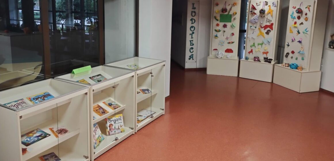 ZIUA MONDIALĂ ORIGAMI: Magia hârtiei pliate din expozițiile de carte și figurine la Biblioteca Județeană