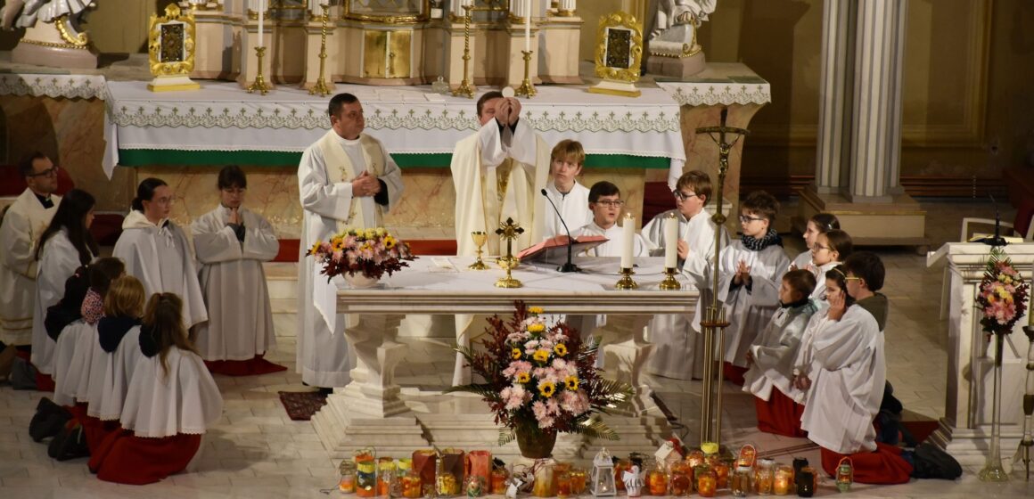 Sfântul Martin sărbătorit cu defilare cu lampioane și slujbă la Biserica ”Sfânta Treime” din Baia Mare