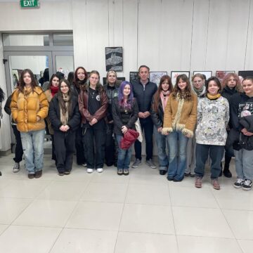 BAIA MARE: Activismului pentru Eliminarea Violenței împotriva Femeilor – expoziția elevilor Colegiului de Artă și Liceului Teoretic Németh László la Primăria Baia Mare