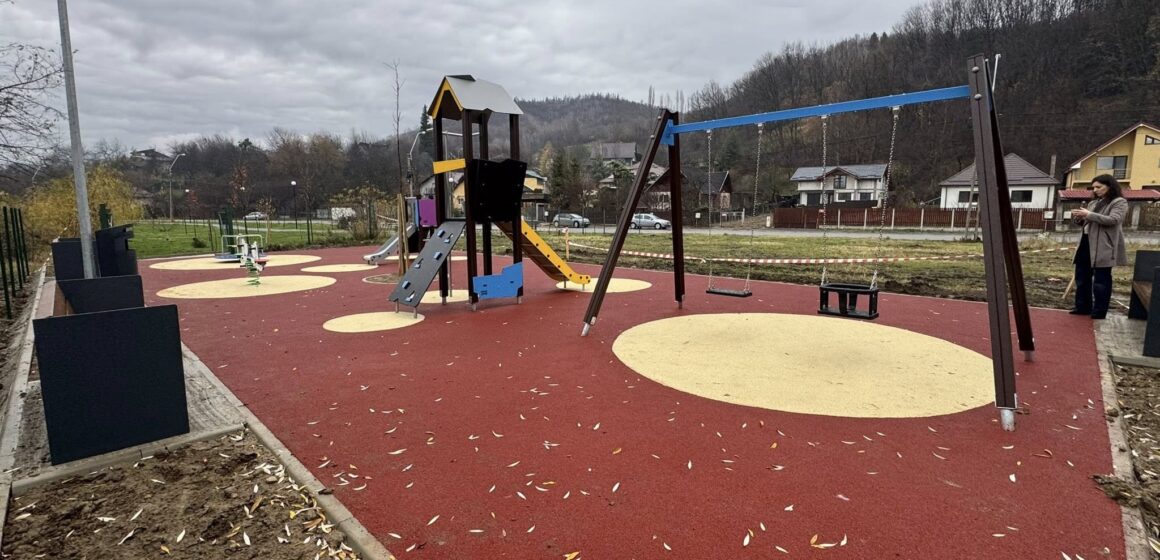 BAIA MARE: Locul de joacă de pe Colonia Topitorilor a fost finalizat