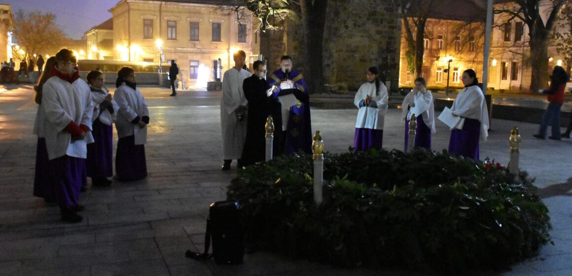 PRIMA DUMINICĂ DE ADVENT: S-a aprins prima lumânare de Advent pe coroana uriașă din Țințirim PRIMA DUMINICĂ DE ADVENT: S-a aprins prima lumânare de Advent pe coroana uriașă din Țințirim