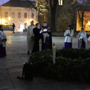 PRIMA DUMINICĂ DE ADVENT: S-a aprins prima lumânare de Advent pe coroana uriașă din Țințirim