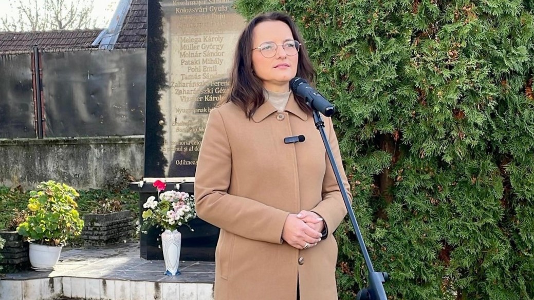 ZAHORÁNSZKI BRIGITTA a comemorat de Ziua Morților la Monumentul Eroilor în Ocna Șugatag