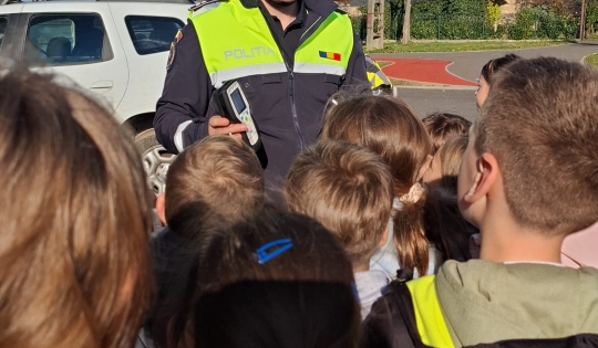 IPJ: Elevi la discuții cu polițiștii IPJ: Elevi la discuții cu polițiștii