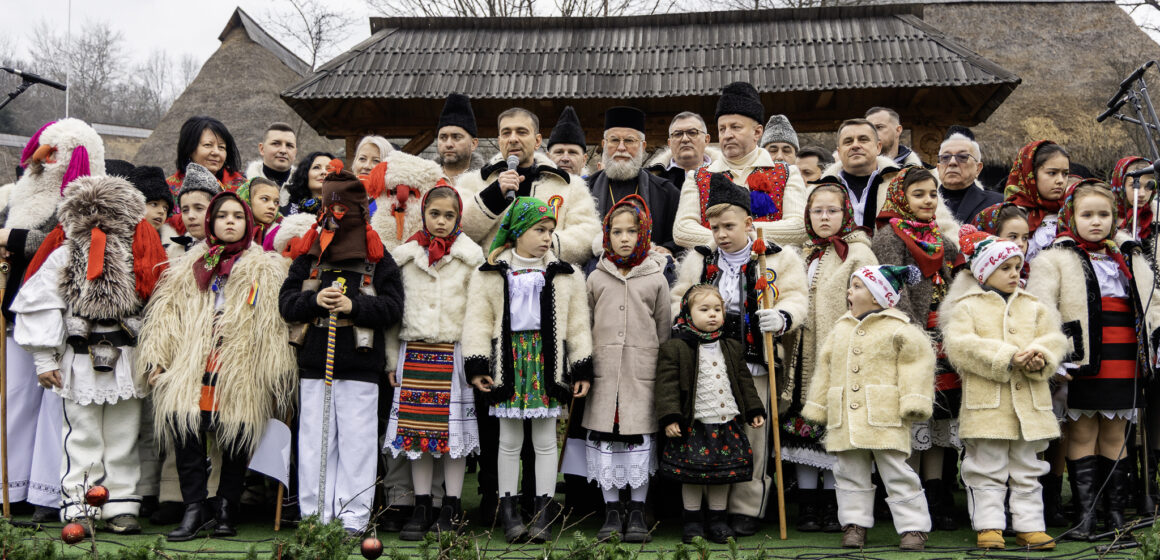 VIDEO: CRĂCIUN ÎN MARAMUREȘ înseamnă tradiții vii, comunități unite și mii de colindători veniți la Muzeul Satului din Baia Mare
