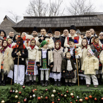 VIDEO: CRĂCIUN ÎN MARAMUREȘ înseamnă tradiții vii, comunități unite și mii de colindători veniți la Muzeul Satului din Baia Mare VIDEO: CRĂCIUN ÎN MARAMUREȘ înseamnă tradiții vii, comunități unite și mii de colindători veniți la Muzeul Satului din Baia Mare