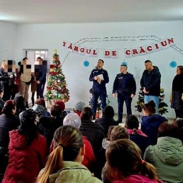 SUCIU DE SUS: Polițiști la ședință cu părinții SUCIU DE SUS: Polițiști la ședință cu părinții