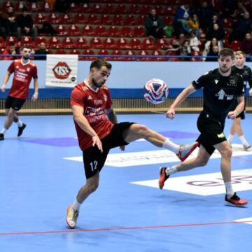 FOTBAL ÎN SALĂ: Cupa Minerul, debut cu goluri spectaculoase și un 10–0 – scorul zilei. Duminică se stabilesc sfert finalistele