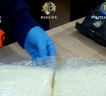 PRINȘI ÎN FLAGRANT: Trei tineri, arestați preventiv pentru trafic de droguri PRINȘI ÎN FLAGRANT: Trei tineri, arestați preventiv pentru trafic de droguri