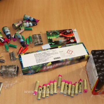 ITPF: Sute de materiale pirotehnice confiscate de polițiștii de frontieră