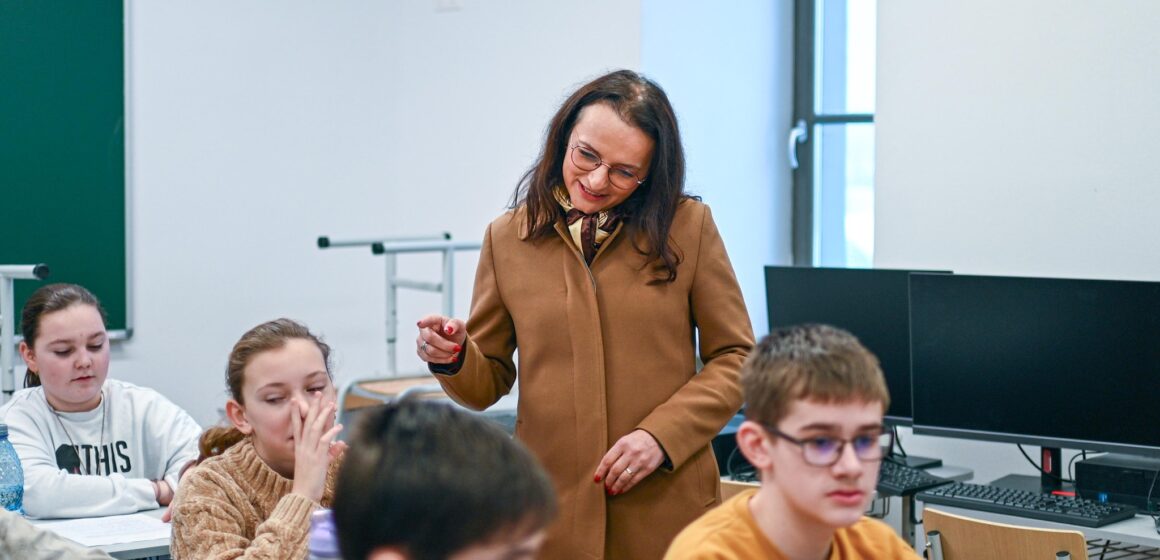 ZAHORÁNSZKI BRIGITTA: Elevii din Coltău au început cursurile în școala reabilitată