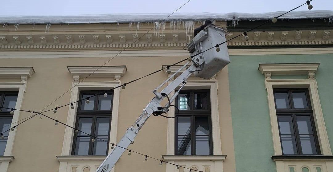 SIGHETU MARMAȚIEI: S-a început doborârea țurțurilor de pe instituțiile publice SIGHETU MARMAȚIEI: S-a început doborârea țurțurilor de pe instituțiile publice
