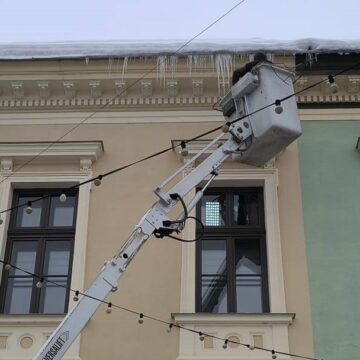 SIGHETU MARMAȚIEI: S-a început doborârea țurțurilor de pe instituțiile publice
