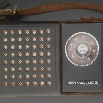 MUZEUL JUDEȚEAN DE ISTORIE: Exponatul lunii – radio portabil model „NEYWA 402” MUZEUL JUDEȚEAN DE ISTORIE: Exponatul lunii – radio portabil model „NEYWA 402”