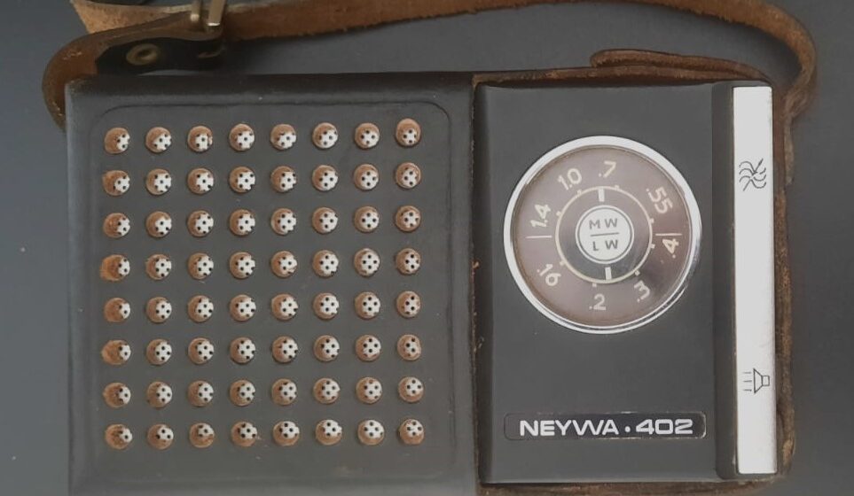 MUZEUL JUDEȚEAN DE ISTORIE: Exponatul lunii – radio portabil model „NEYWA 402”