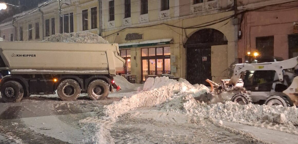 SIGHETU MARMAȚIEI: Acțiunea de ridicare și transportare a zăpezii continuă – conducătorii auto sunt rugați să elibereze parcările în zonele specificate