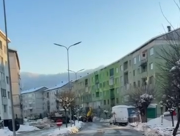 SIGHETU MARMAȚIEI: Parcarea autoturismelor în zona blocurilor acoperite prezintă un risc major