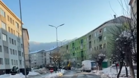 SIGHETU MARMAȚIEI: Parcarea autoturismelor în zona blocurilor acoperite prezintă un risc major SIGHETU MARMAȚIEI: Parcarea autoturismelor în zona blocurilor acoperite prezintă un risc major