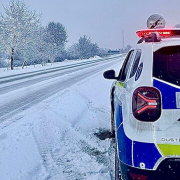 TRAFICUL RUTIER se desfășoară în condiții de iarnă – cele mai multe accidente sunt din cauza neadaptării vitezei la condițiile de drum