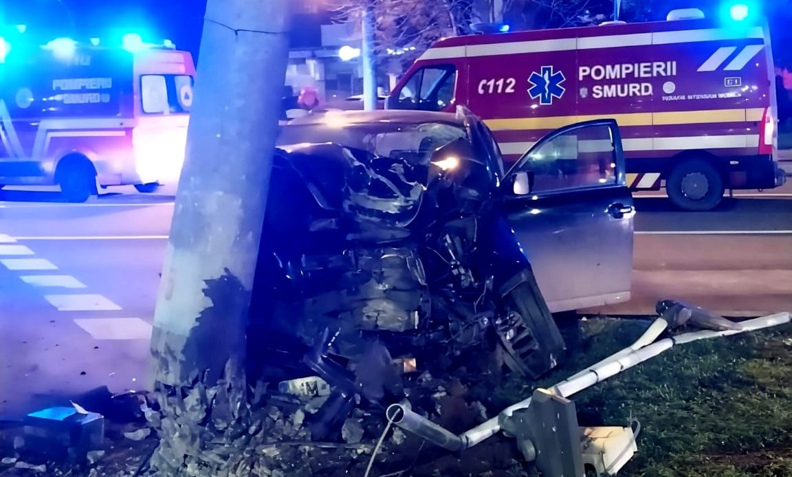 BAIA MARE: Accident cu un rănit grav – o mașină a intrat într-un stâlp de electricitate, pe care l-a rupt BAIA MARE: Accident cu un rănit grav – o mașină a intrat într-un stâlp de electricitate, pe care l-a rupt