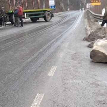 DJ 186: Bolovan prăbușit pe carosabil, un autovehicul care l-a evitat a ajuns în șanț