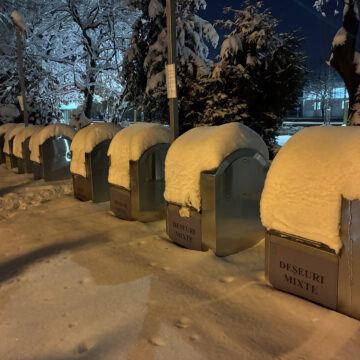 BAIA MARE: Modulele îngropate de colectare deșeuri sunt nefuncționale din cauza vremii, iar iglourile colorate lipsesc BAIA MARE: Modulele îngropate de colectare deșeuri sunt nefuncționale din cauza vremii, iar iglourile colorate lipsesc
