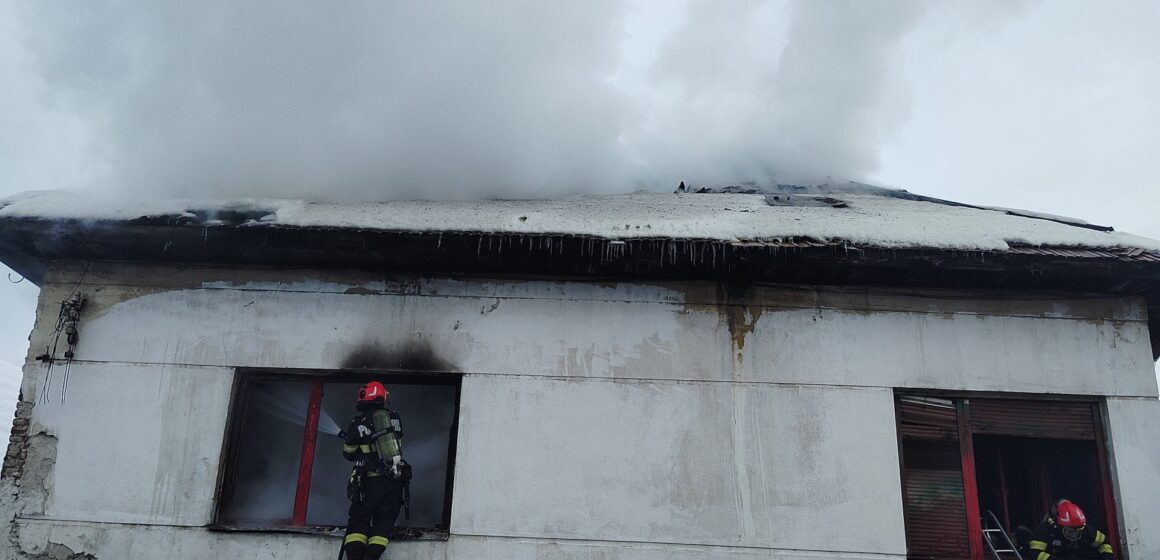 BAIA MARE: Persoană găsită decedată într-o casă cuprinsă de flăcări
